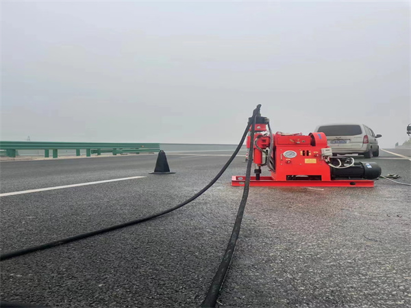 察哈尔右翼中马路路基路面开裂下沉注浆加固灌浆